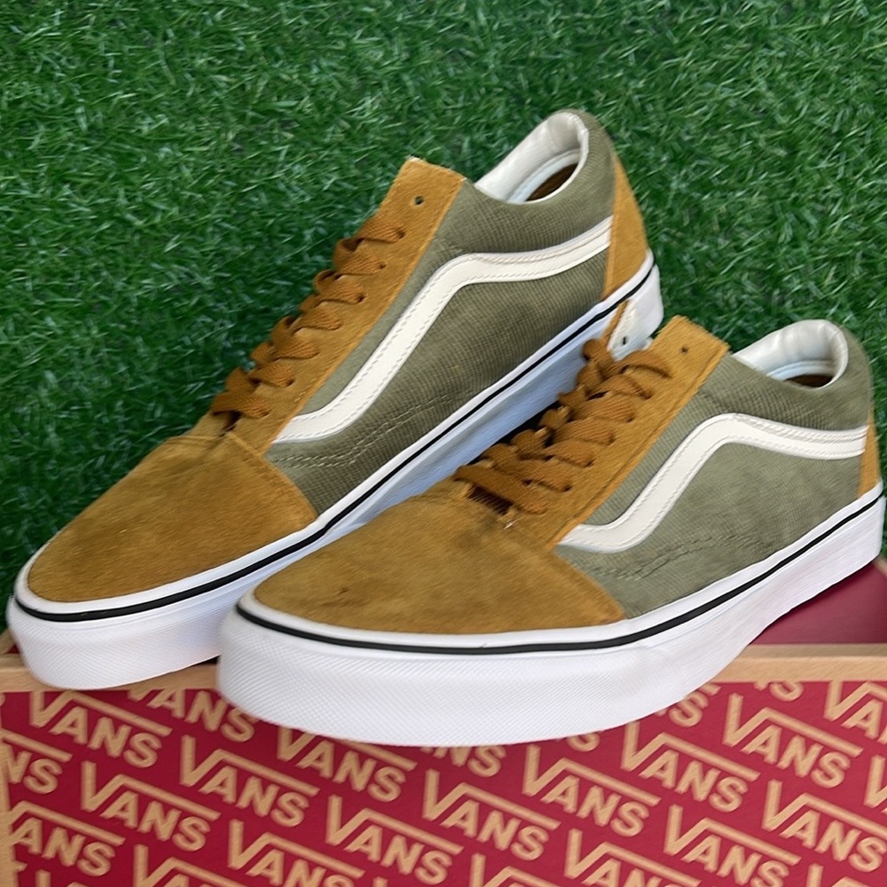 Vans Men’s Old Skool
Mini Cord Green/Brown
VN000ZNIT20A
Old Skool Corduroy Shoe - Picture 5 of 16